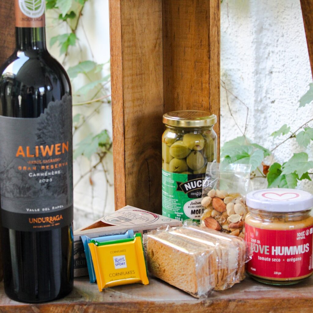 Regalo corporativo con vino Gran Reserva, aceitunas, frutos secos, queso ahumado y hummus